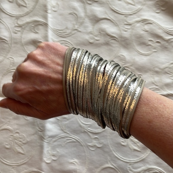 Silver leather snap bracelet. Like new! - Picture 4 of 5